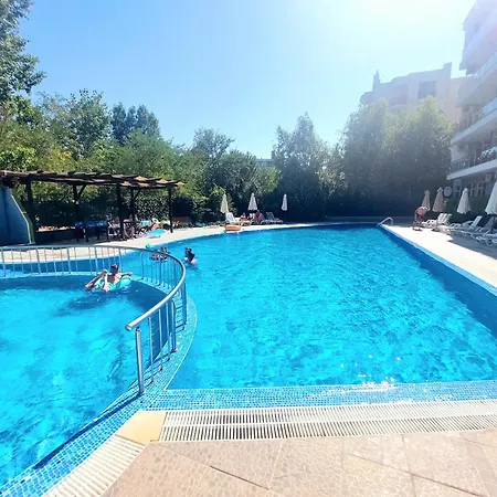 In Solmarin Complex, Sunny Daire