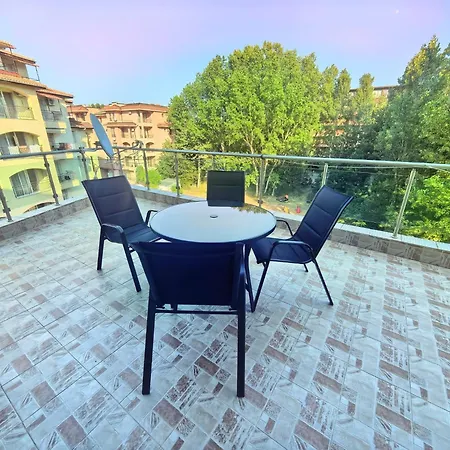 In Solmarin Complex, Sunny Daire